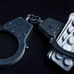 наручники и таблетки стероид