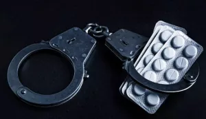 наручники и таблетки стероид