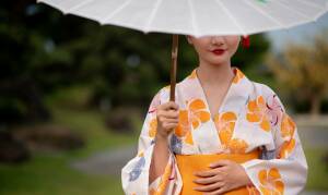 woman-with-kimono-wagasa-umbrella
