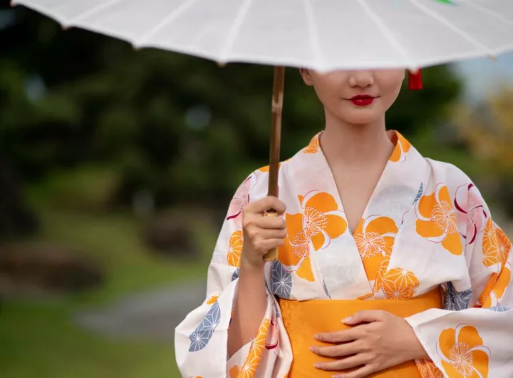 woman-with-kimono-wagasa-umbrella