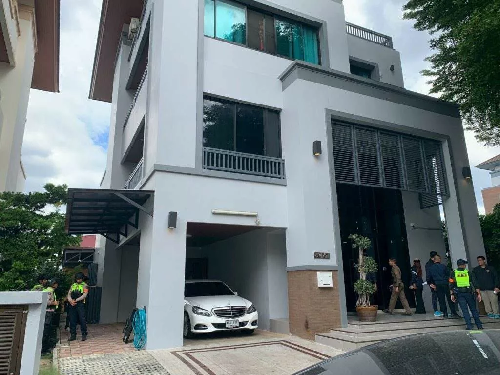 Полиция проводит обыск в роскошном трехэтажном офисе в престижном жилом комплексе в районе Ван Тонгланг в Бангкоке.